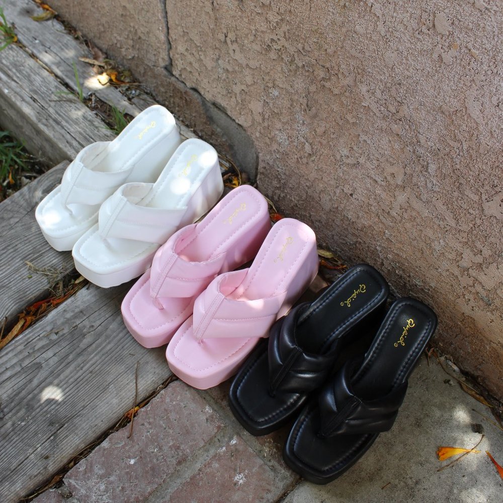 🚨FEW PAIRS LEFT// White platform Thong Sandal - Picture 10 of 11